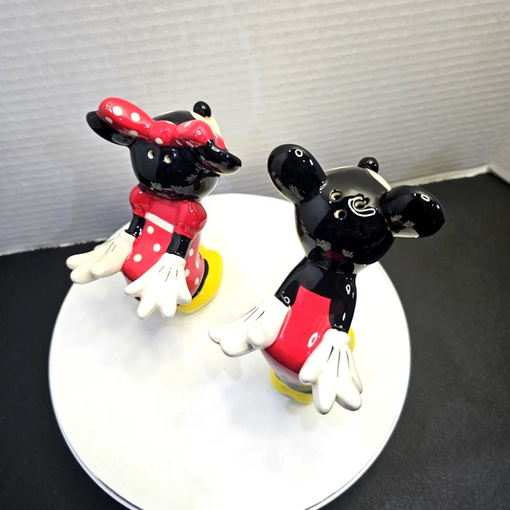 Mickey & Minnie Kissing Ceramic Salt & Pepper Shakers Kiss L👀K KISS DISNEY